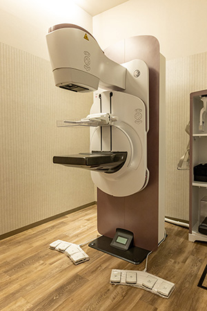 GE社Senograph Pristina 3Dマンモグラフィ機器画像